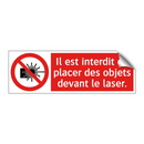 Il est interdit de placer des objets devant le laser.