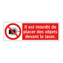 Il est interdit de placer des objets devant le laser.