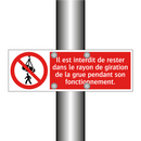 Il est interdit de rester dans le rayon de giration de la grue pendant son fonctionnement.