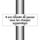 Il est interdit de passer sous les charges suspendues