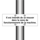 Il est interdit de se trouver dans la zone de fonctionnement de la machine.