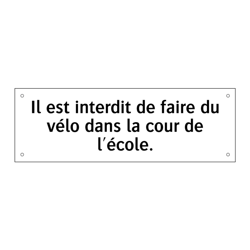 Il est interdit de faire du vélo dans la cour de l'école.
