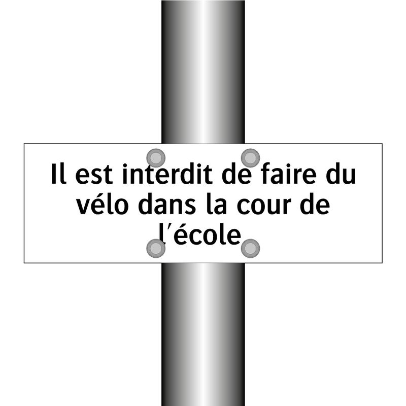 Il est interdit de faire du vélo dans la cour de l'école.