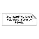 Il est interdit de faire du vélo dans la cour de l'école.