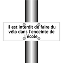 Il est interdit de faire du vélo dans l'enceinte de l'école.