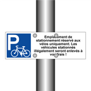 Emplacement de stationnement réservé aux vélos uniquement. Les véhicules stationnés illégalement seront enlevés à vos frais !