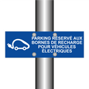 Parking réservé aux bornes de recharge pour véhicules électriques.