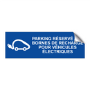 Parking réservé aux bornes de recharge pour véhicules électriques.