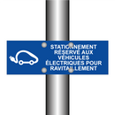 Stationnement réservé aux véhicules électriques pour ravitaillement.