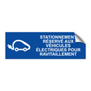 Stationnement réservé aux véhicules électriques pour ravitaillement.