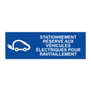 Stationnement réservé aux véhicules électriques pour ravitaillement.