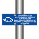 Emplacement de stationnement réservé aux véhicules électriques uniquement pendant le processus de recharge