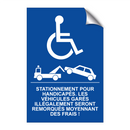 Stationnement pour handicapés. Les véhicules garés illégalement seront remorqués moyennant des frais !