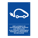 Emplacement de stationnement réservé aux véhicules électriques uniquement pendant le processus de recharge