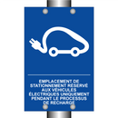 Emplacement de stationnement réservé aux véhicules électriques uniquement pendant le processus de recharge