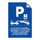 Place de stationnement pour monter et descendre uniquement. Les véhicules stationnés illégalement seront remorqués moyennant des frais !