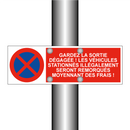 Gardez la sortie dégagée ! Les véhicules stationnés illégalement seront remorqués moyennant des frais !