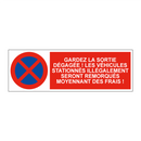 Gardez la sortie dégagée ! Les véhicules stationnés illégalement seront remorqués moyennant des frais !