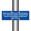Stationnement pour handicapés. Les véhicules garés illégalement seront remorqués moyennant des frais !