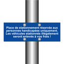 Place de stationnement réservée aux personnes handicapées uniquement. Les véhicules stationnés illégalement seront enlevés à vos frais !