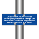 Uniquement pour véhicules électriques pendant la charge. Les véhicules stationnés illégalement seront enlevés à vos frais !