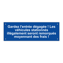 Gardez l'entrée dégagée ! Les véhicules stationnés illégalement seront remorqués moyennant des frais !