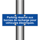 Parking réservé aux bornes de recharge pour véhicules électriques.