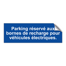 Parking réservé aux bornes de recharge pour véhicules électriques.