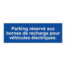 Parking réservé aux bornes de recharge pour véhicules électriques.