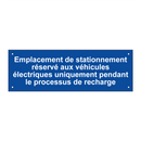 Emplacement de stationnement réservé aux véhicules électriques uniquement pendant le processus de recharge
