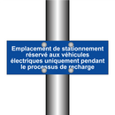 Emplacement de stationnement réservé aux véhicules électriques uniquement pendant le processus de recharge