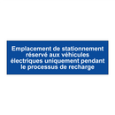 Emplacement de stationnement réservé aux véhicules électriques uniquement pendant le processus de recharge