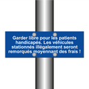 Garder libre pour les patients handicapés. Les véhicules stationnés illégalement seront remorqués moyennant des frais !
