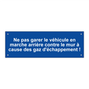 Ne pas garer le véhicule en marche arrière contre le mur à cause des gaz d'échappement !