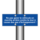 Ne pas garer le véhicule en marche arrière contre le mur à cause des gaz d'échappement !