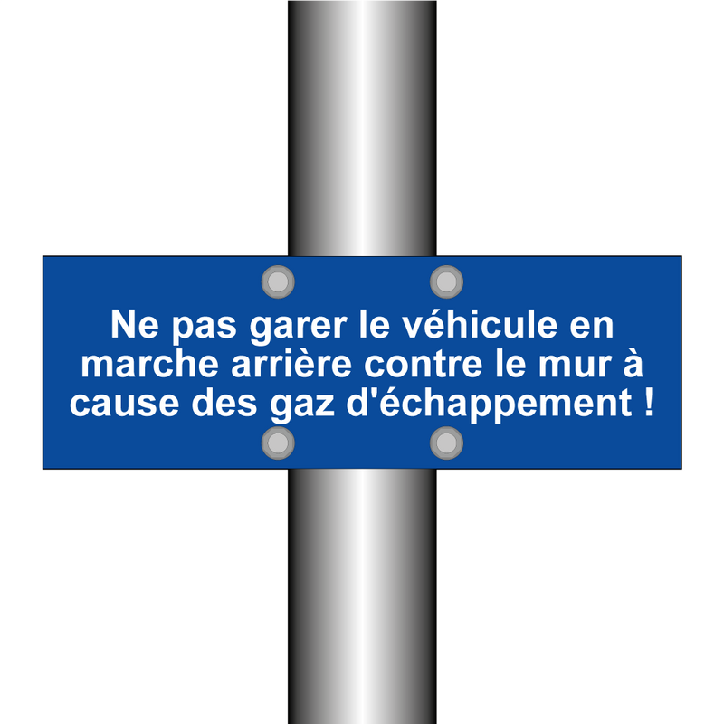 Ne pas garer le véhicule en marche arrière contre le mur à cause des gaz d'échappement !