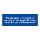 Ne pas garer le véhicule en marche arrière contre le mur à cause des gaz d'échappement !