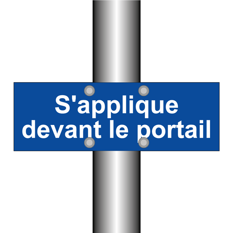 S'applique devant le portail