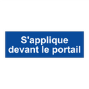 S'applique devant le portail