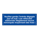 Veuillez garder l'entrée dégagée jour et nuit ! Les véhicules stationnés illégalement seront remorqués moyennant des frais !