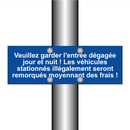 Veuillez garder l'entrée dégagée jour et nuit ! Les véhicules stationnés illégalement seront remorqués moyennant des frais !