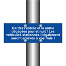 Gardez l'entrée et la sortie dégagées jour et nuit ! Les véhicules stationnés illégalement seront enlevés à vos frais !
