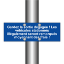 Gardez la sortie dégagée ! Les véhicules stationnés illégalement seront remorqués moyennant des frais !