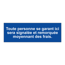 Toute personne se garant ici sera signalée et remorquée moyennant des frais.
