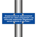 Emplacement de stationnement réservé aux vélos uniquement. Les véhicules stationnés illégalement seront enlevés à vos frais !