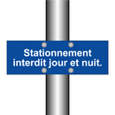 Stationnement interdit jour et nuit.