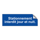 Stationnement interdit jour et nuit.