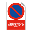 Stationnement interdit jour et nuit.