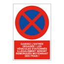 Gardez l'entrée dégagée ! Les véhicules stationnés illégalement seront remorqués moyennant des frais !
