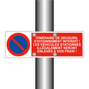 Itinéraire de secours. Stationnement interdit ! Les véhicules stationnés illégalement seront enlevés à vos frais !